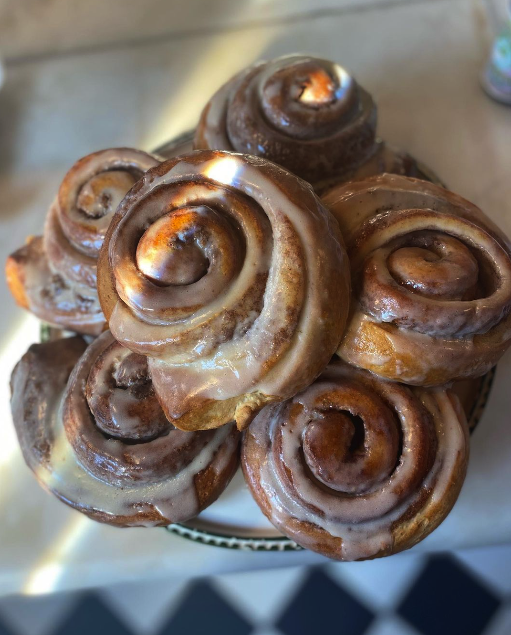 Treat yourself to a mouth-watering cinnamon roll at a top Brooklyn cafe, a must-visit spot during your Kindred home exchange. Check out their Williamsburg or Greenpoint location for a local experience