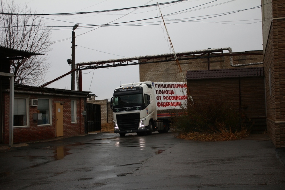 Седельный тягач «Volvo FH» въезжает на разгрузку в Луганске. Фото ЛуганскИнформЦентр