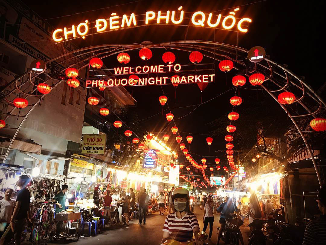 Chợ Đêm Dinh Cậu Phú Quốc luôn tấp nập mỗi đêm (Nguồn: Internet)