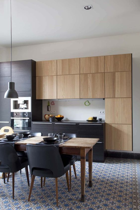 Cozinha com ladrilho hidráulico. móveis de madeira e pretos. Retrô: 18 Inspirações para você  usar esse estilo no seu projeto