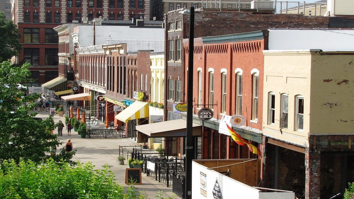 7 Best Stops on the Drive from Nashville to Knoxville: Market Square in Knoxville