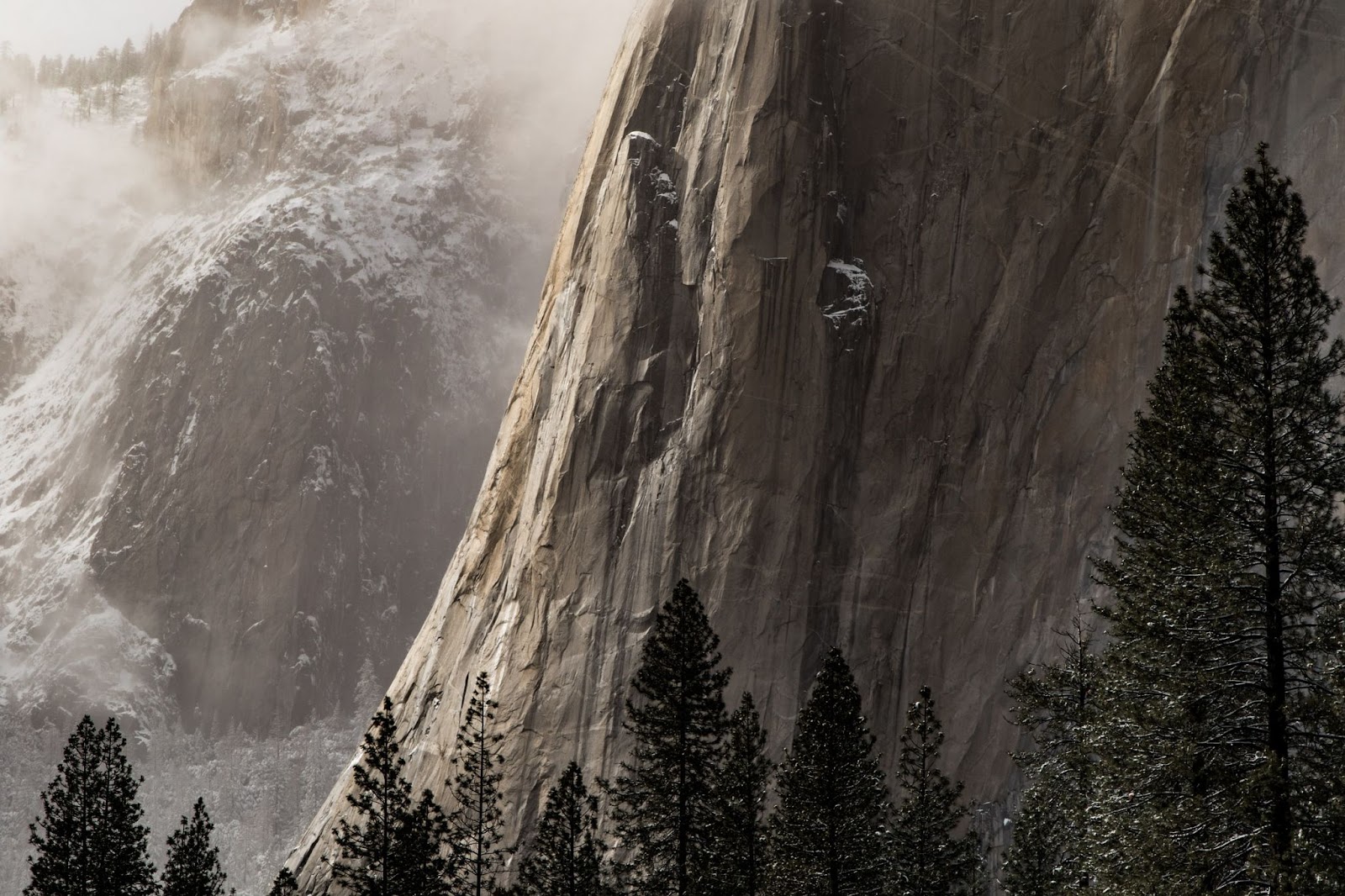 A landscape view of mountains in Yosemite