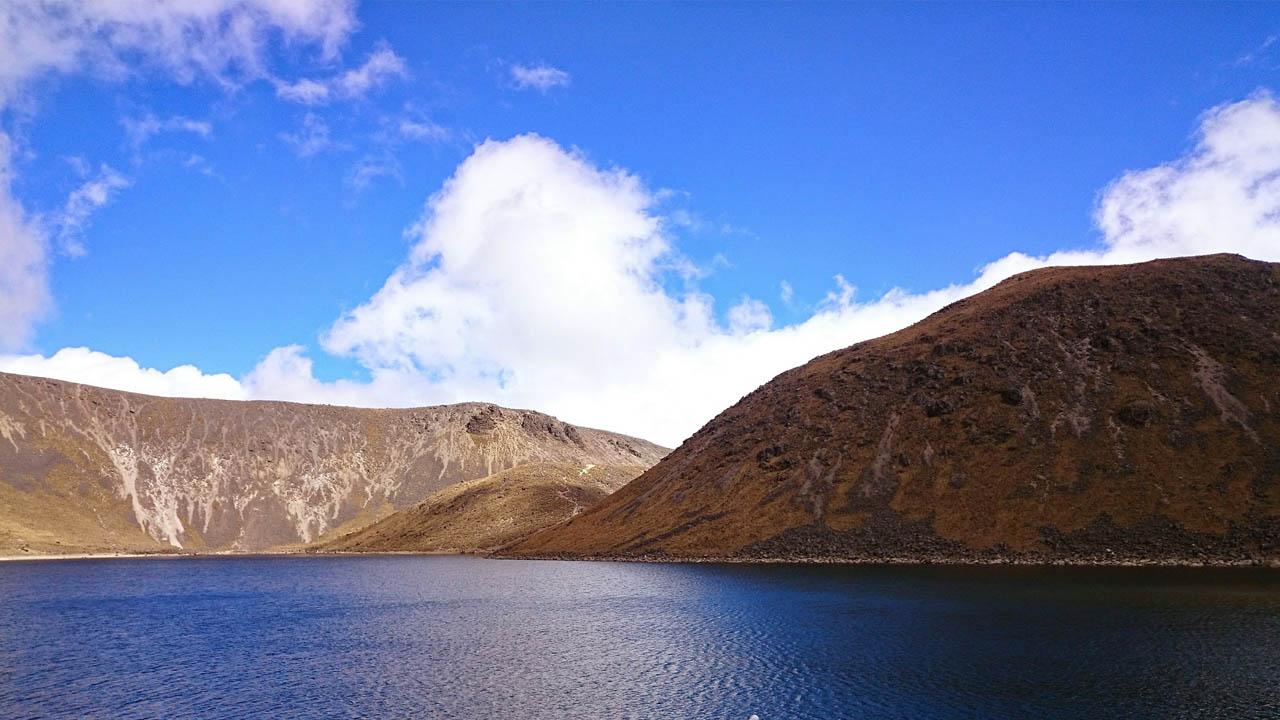 Vista de lago rodeado de montañas

Descripción generada automáticamente