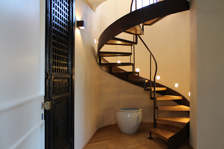 Classic style corridor, hallway and stairs by Blocco 8 Architettura Classic