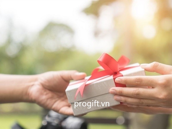 Lựa chọn quà tặng chia tay sếp thể hiện sự gắn kết với sếp
