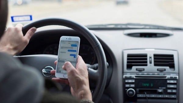Lỗi dùng tay sử dụng điện thoại di động khi đang điều khiển ô tô