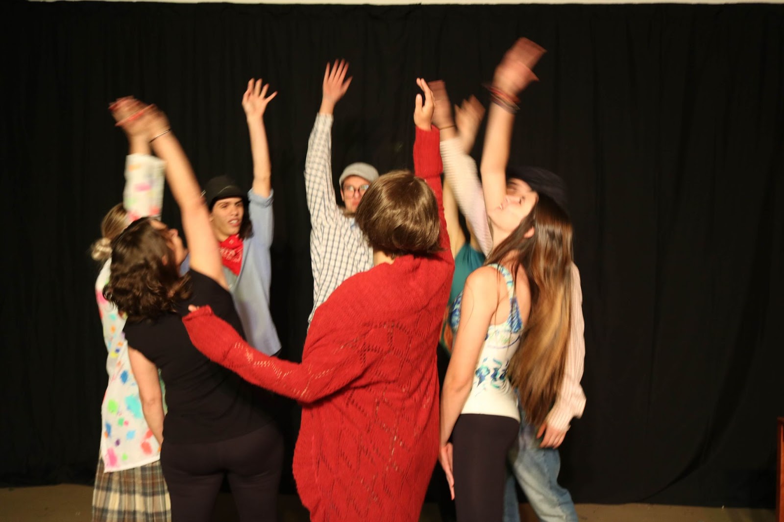 Imagem mostra um grupo de estudantes em uma atuação teatral.