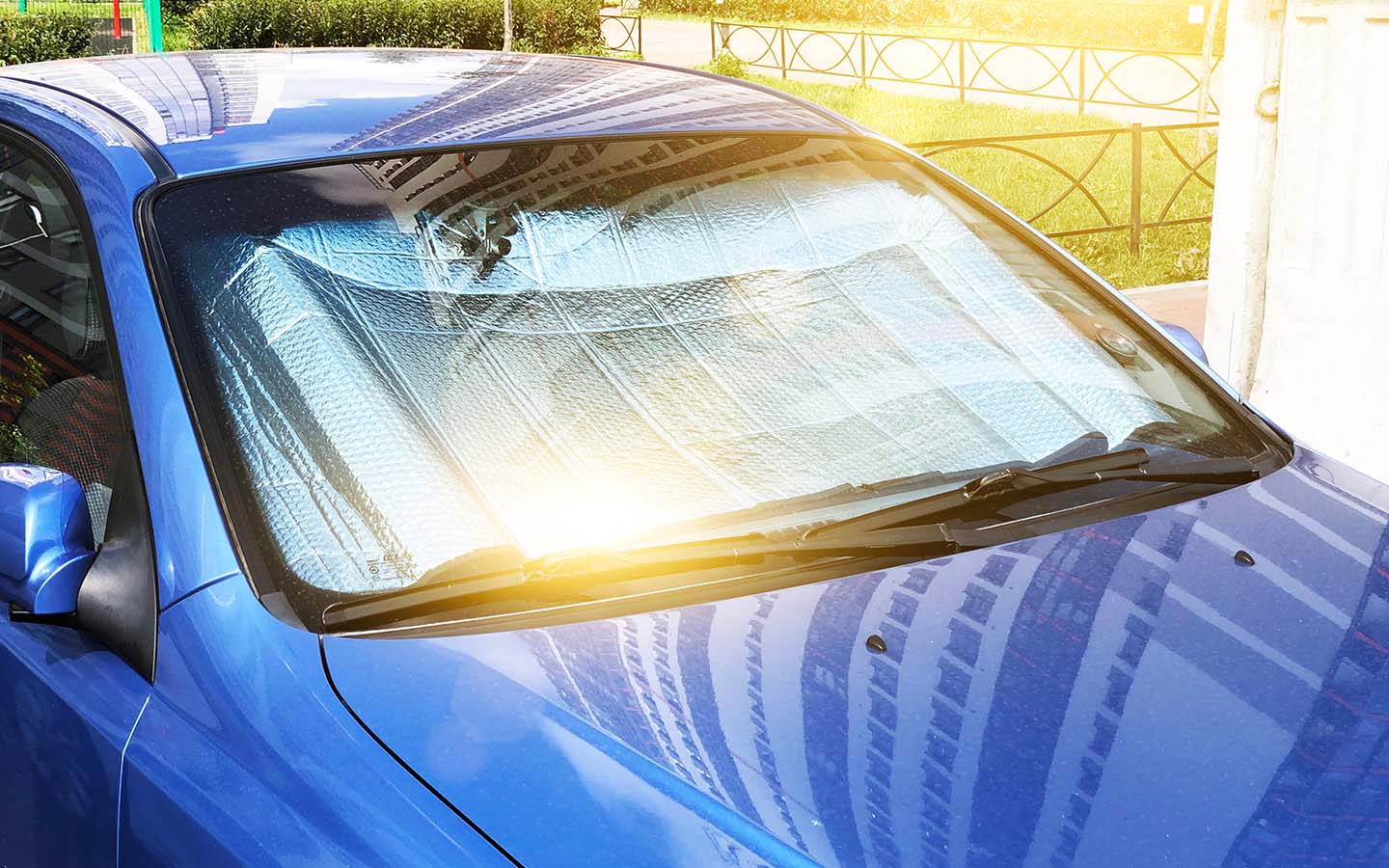 Защита лобового стекла автомобиля может помочь вам узнать, как защитить свой автомобиль от солнечного света