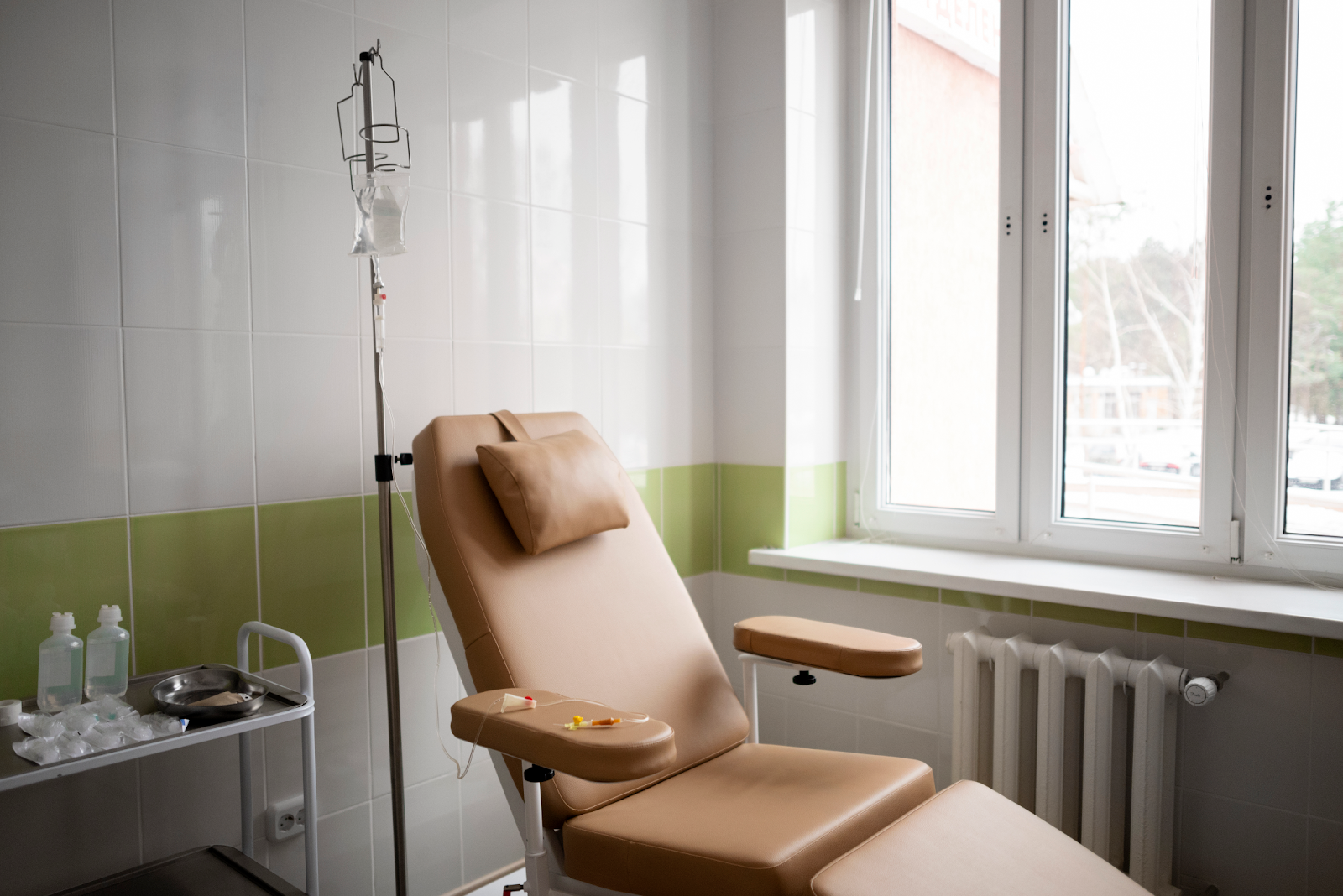 sala de um hospital pronta para iniciar o tratamento de quimioterapia 