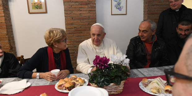 Đức Thánh Cha biến lâu đài Vatican thành nơi tạm trú cho người vô gia cư
