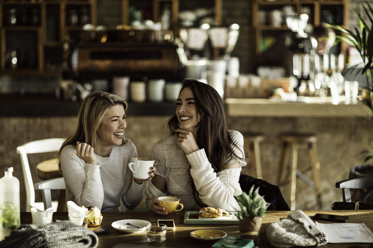 smejúce sa ženy na káve prirodzene odbúravajú vysokú hladinu stresu