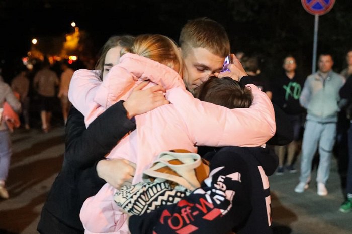 Родичі та друзі вітають людей після звільнення зі слідчого ізолятора в Мінську
