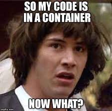 Meme com o ator Keanu Reeves, homem branco com cabelos castanhos, com expressão assustada. Na imagem está escrito “So my code is in a container, now what?”.