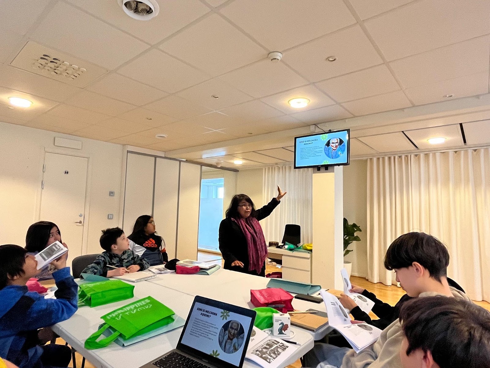 A person giving a presentation to a group of peopleDescription automatically generated with medium confidence