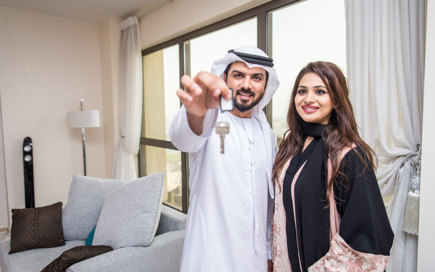 arab couple showing house key and avoiding homebuyer regrets