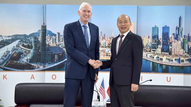 美国在台协会主席莫健(左)18号拜访国民党总统参选人、高雄市长韩国瑜。韩国瑜告诉莫健取消访美行程。(高雄市政府提供)