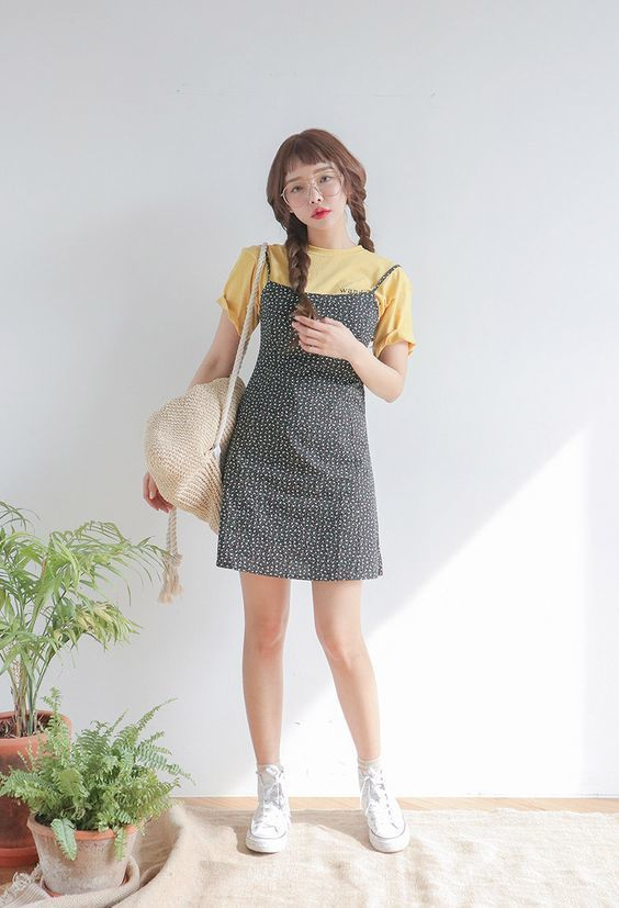 Phối áo phông với váy yếm chấm bi để thêm phần nhí nhảnh, đáng yêu nhưng cũng rất quyến rũ