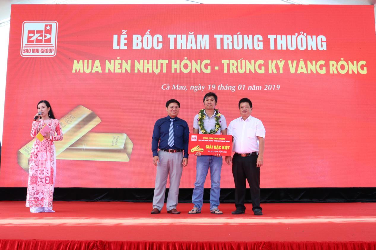 1. Ông Trương Vĩnh Thành - Phó TGĐ Tập đoàn Sao Mai (áo xanh) trao giải đặc biệt cho khách hàng Trần Thanh Tuấn
