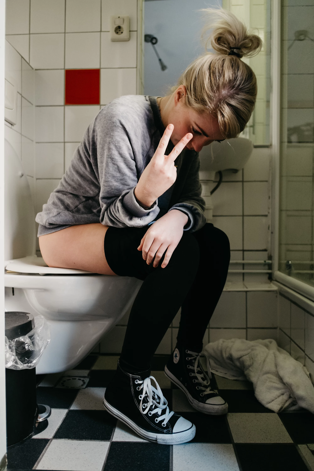 femme sur les toilettes