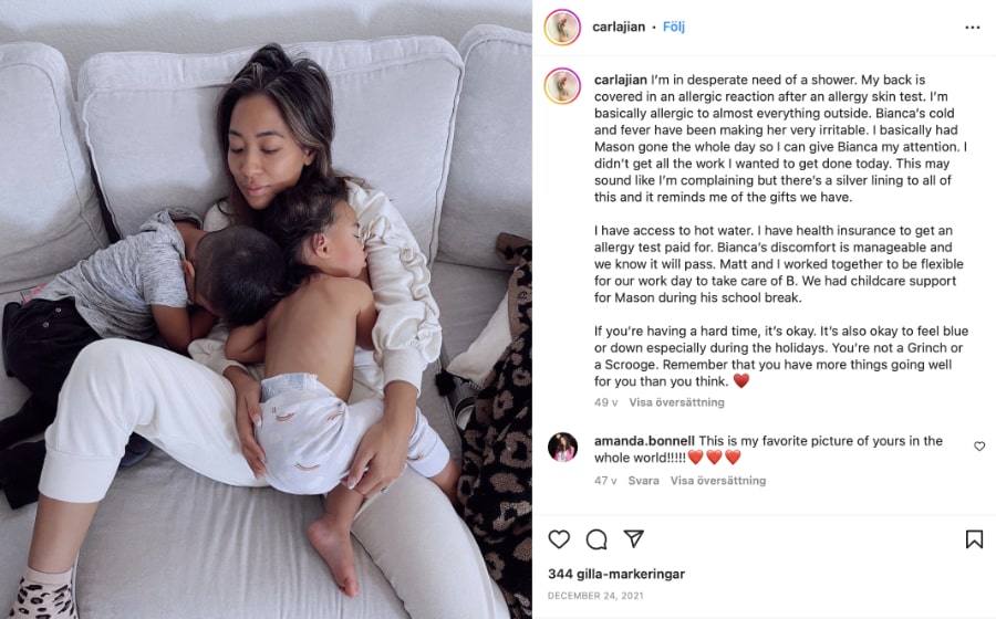 The influencer Carla Jian snuggling in the sofa with her two kids.