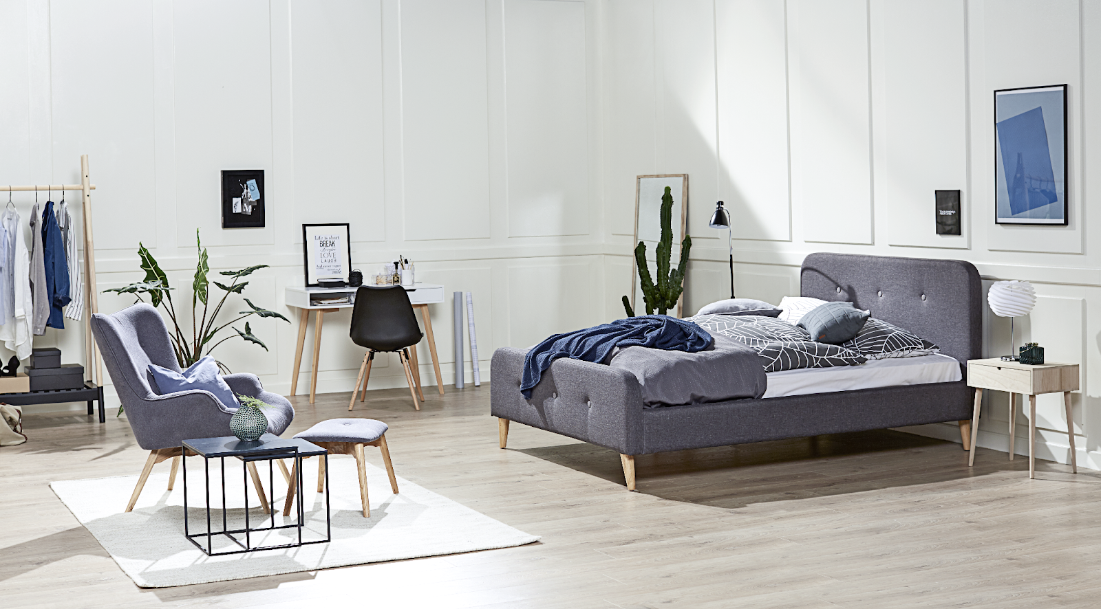 Ghế bành kèm đôn SKALBORG polyester/ sồi màu xám đậm trên nền phòng ngủ trắng cho thiết kế phòng ngủ nam đơn giản