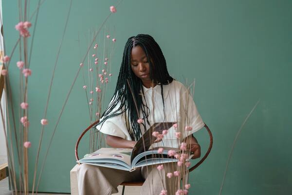 Uma mulher negra lendo um livro