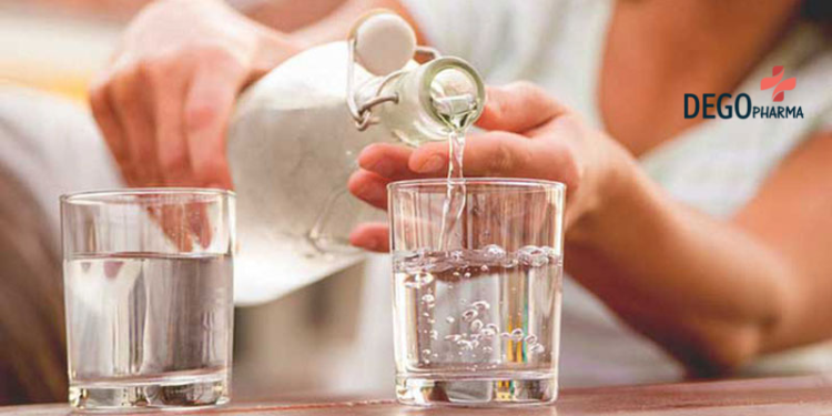 Người bị viêm da tiết bã nên uống từ 2 đến 2.5 lít nước mỗi ngày