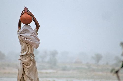 žena s džbánem vody na poušti