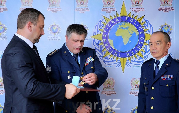 Генерал полиции Вячеслав Павлов вручает орден "Миротворец" Тохтару Тулешову 