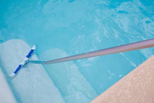 Swimming pool surface scraping device