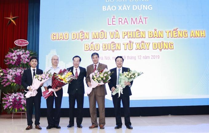 Bộ trưởng Bộ Xây dựng Phạm Hồng Hà tặng hoa chúc mừng Ban Biên tập Báo Xây dựng.