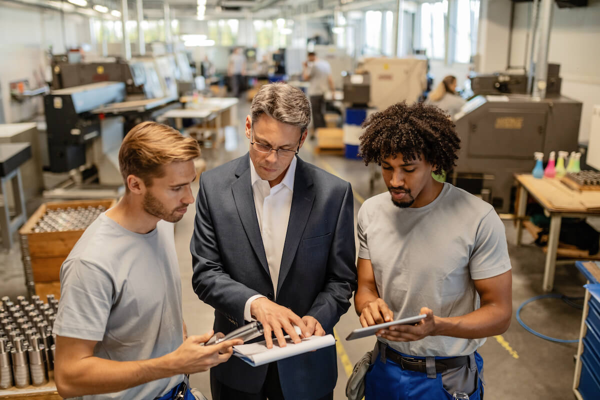 Manager explaining their inspection report template to 2 employees