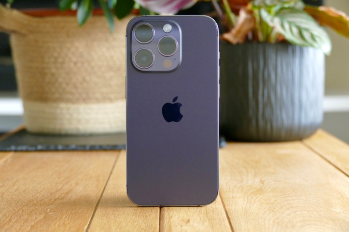 Задняя часть iPhone 14 Pro в цвете Deep Purple.
