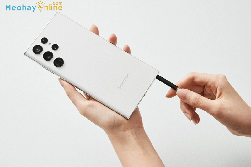 Bút S Pen được tích hợp sẵn trên chiếc điện thoại Samsung Galaxy S22 Ultra