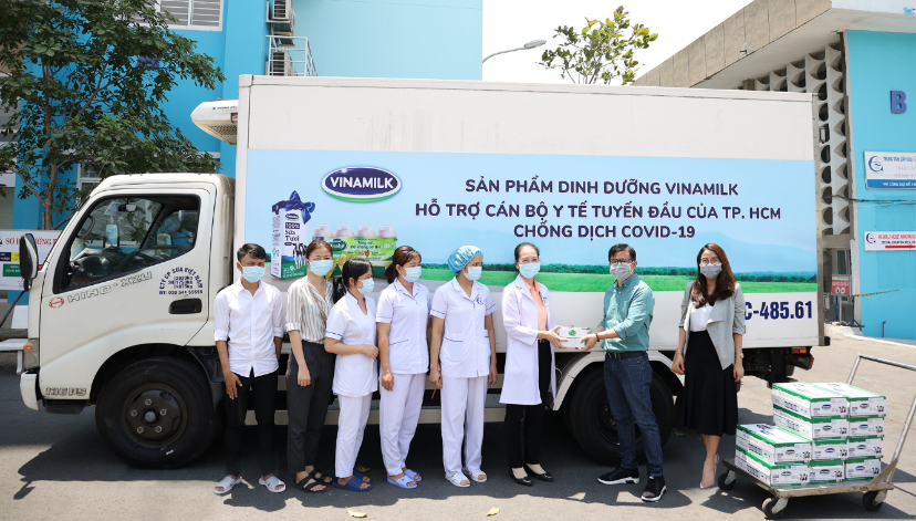 Vinamilk tăng cường sản phẩm dinh dưỡng để hỗ trợ y bác sĩ & bênh nhân bệnh viện Bạch Mai với tổng giá trị 1 tỷ đồng.