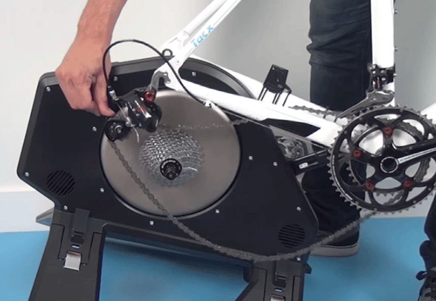 Installation du vélo sur le Tacx Neo 2t Smart grâce à son système de transmission direct