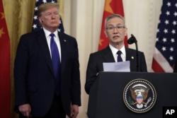 中国国务院副总理刘鹤在白宫签字仪式上讲话时宣读了中国国家主席习近平给美国总统特朗普的一封信。(2020年1月15日)