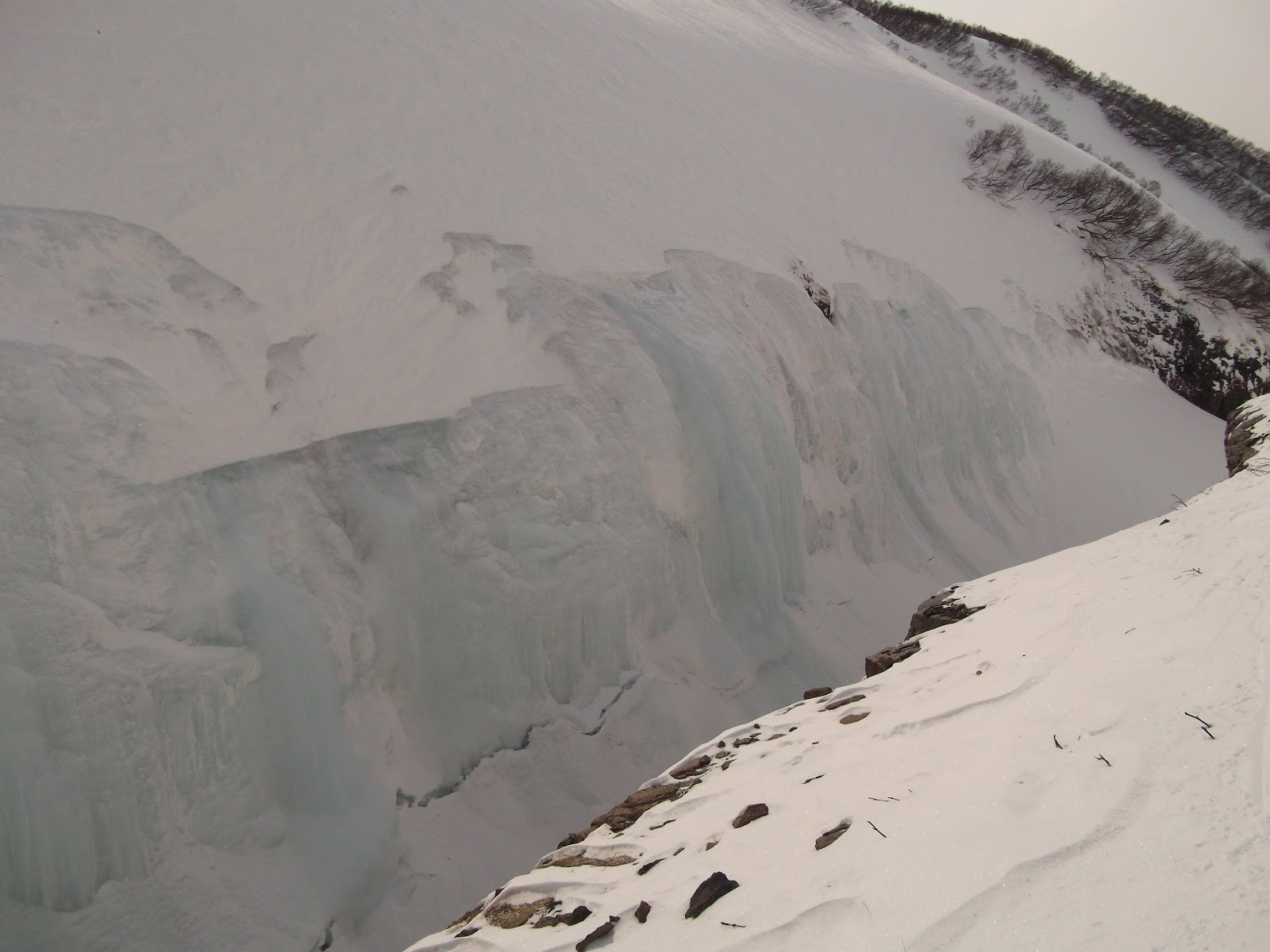 Ледовая стенка на левом берегу Вулканного
