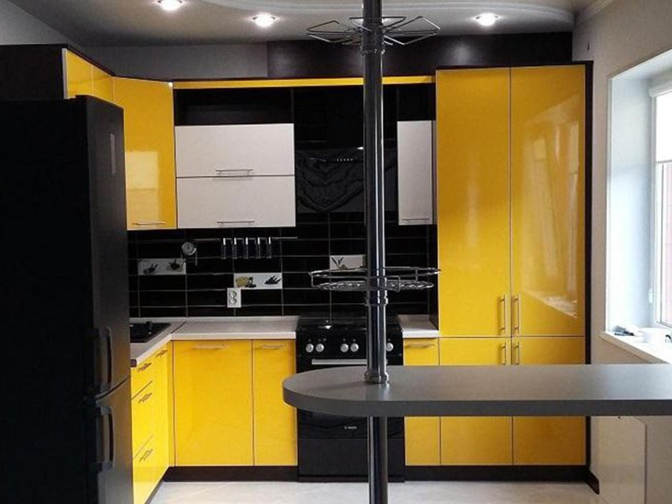 желтая и черная угловая кухня с барной стойкой