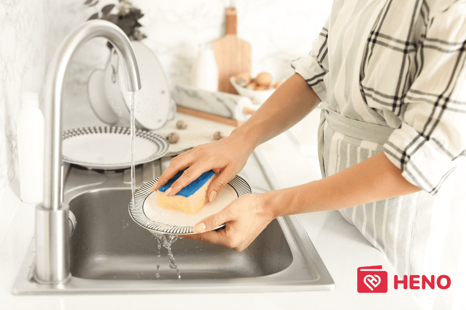 Cần rửa các dụng cụ như dao, thớt, nồi, bề mặt bếp,.. để đảm bảo vệ sinh
