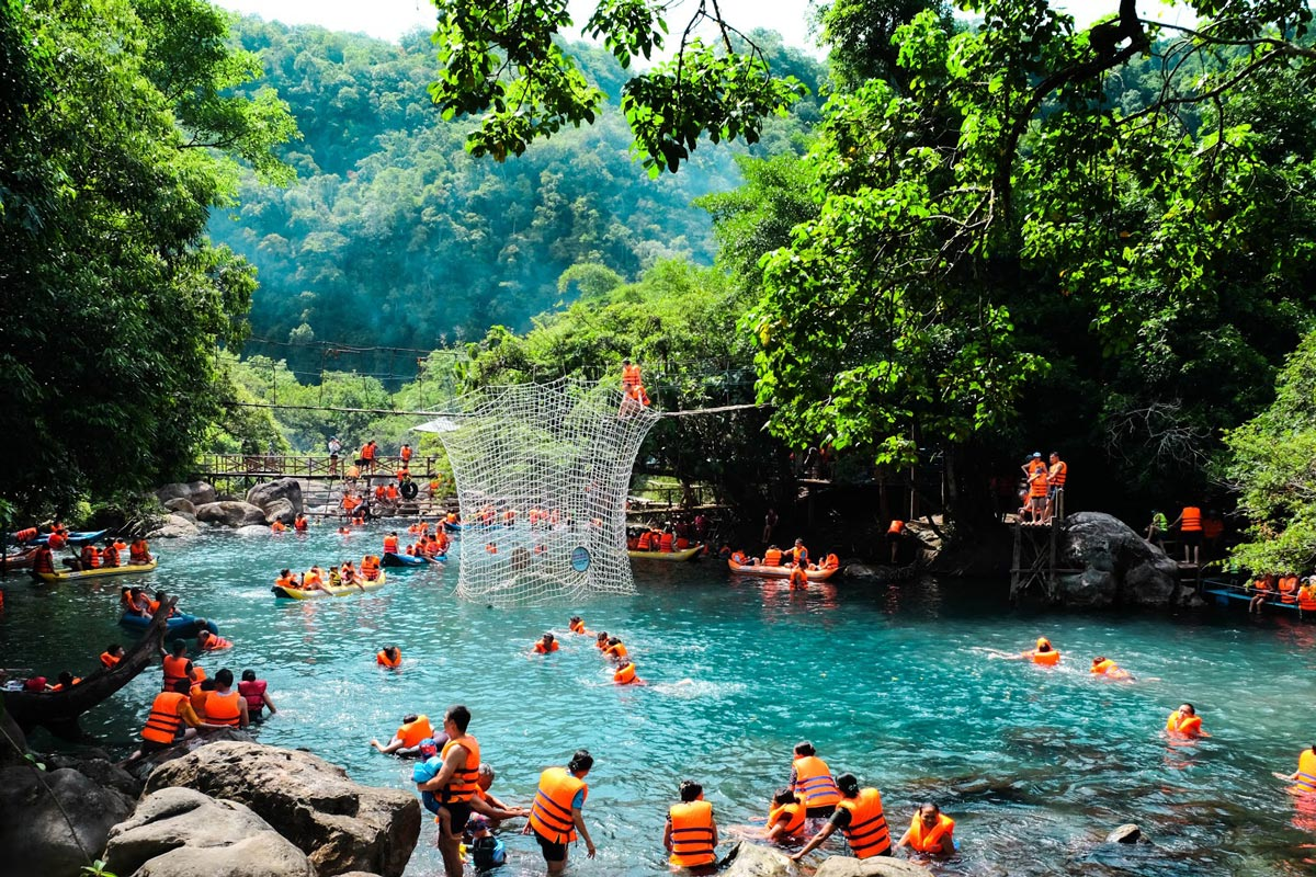 Suối nước Moọc là điểm đến được nhiều du khách yêu thích ở Quảng Bình (Nguồn: Internet)