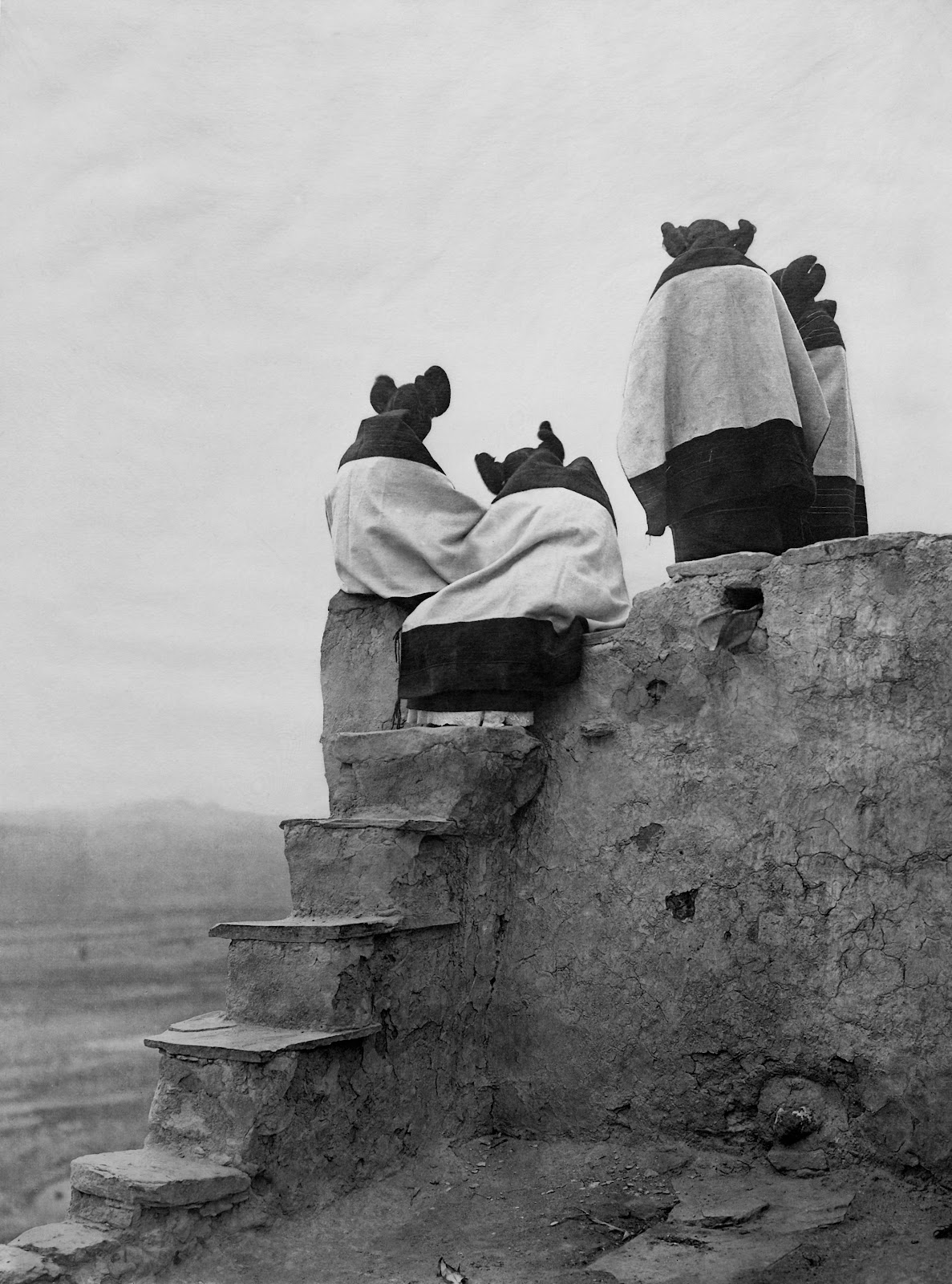 Edward_S__Curtis,_Watching_the_dancers,_Walpi_Pueblo,_Arizona,_1906.jpg