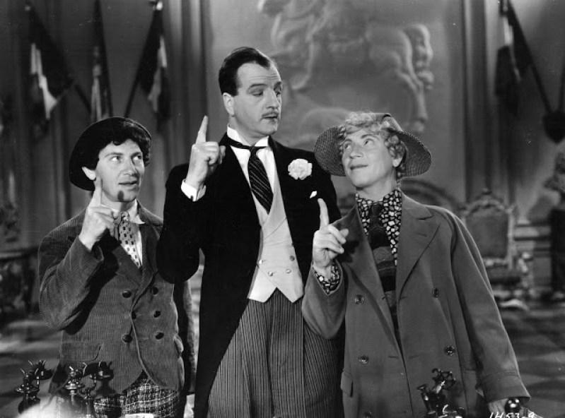 Chico Marx, Louis Calhern y Harpo Marx en Duck Soup (1933)