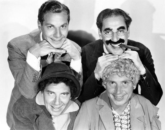 Arriba: Zeppo y Groucho Marx. Abajo: Chico y Harpo Marx