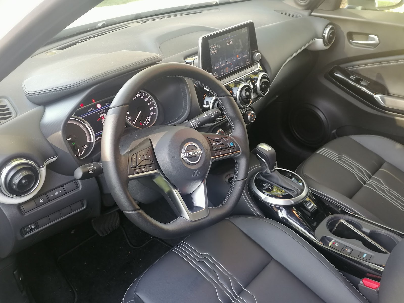 interieur nissan juke II hybrid sellerie de qualite boite de vitesses automatique et systeme epedal