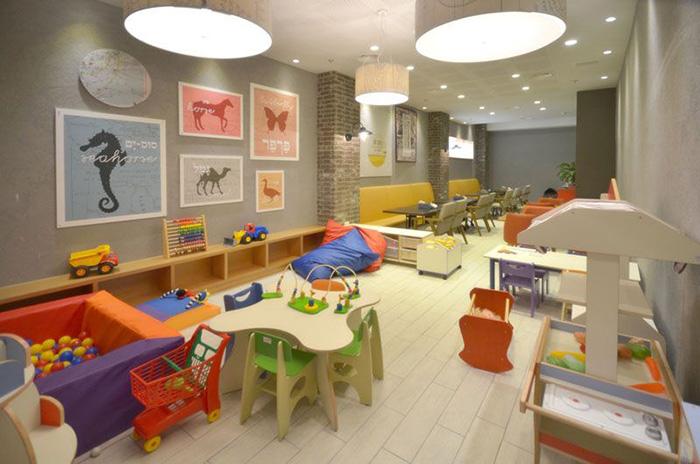 Ảnh có chứa trong nhà, sàn, lộn xộn, phòng ngủ

Mô tả được tạo tự động
