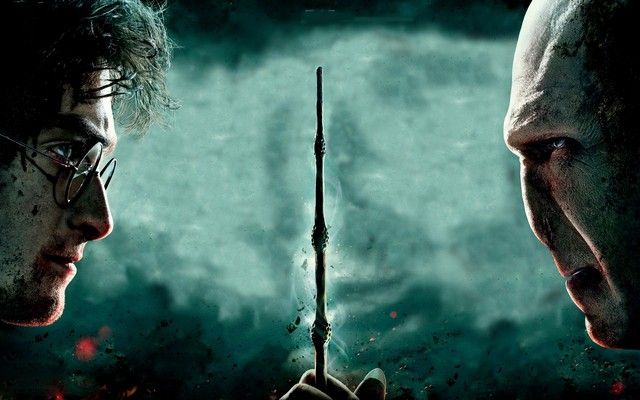 Harry and Voldemort looking at the elder wand