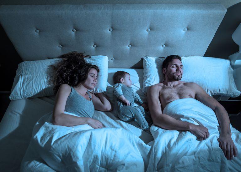 parents co-sleepng with baby