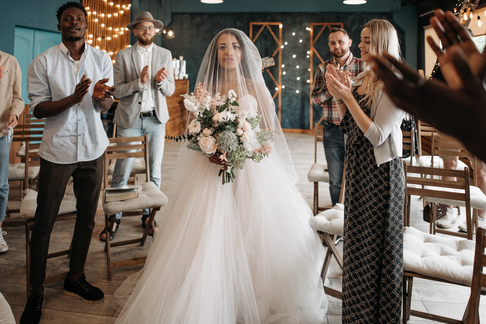 Recepción de los novios en la boda, recuerda que ellos llegan a lo último, y lo puedes complementar con un fotógrafo de bodas para que plasme ese momento para siempre.