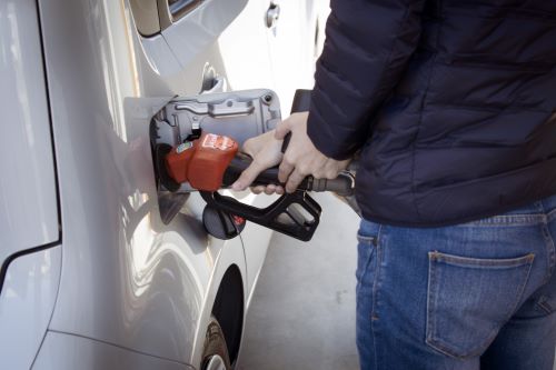 A person earning free money filling their car up with gas after reading an Upside app review. 